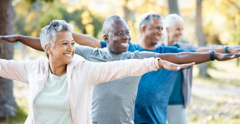 Pessoas praticando exercícios ao ar livre